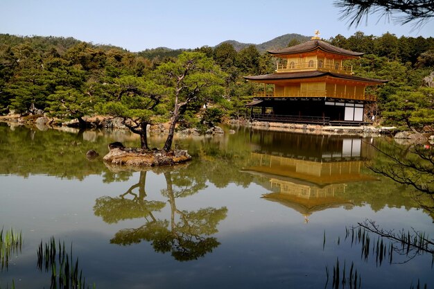 写真 空に照らされた建物による湖の景色