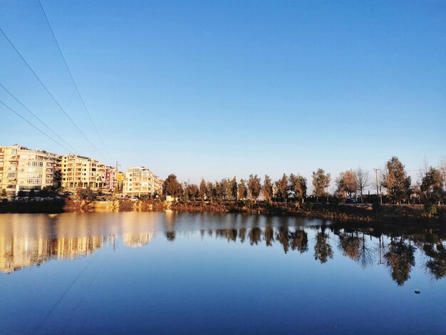 Фото Красивый вид на озеро от зданий на фоне ясного неба