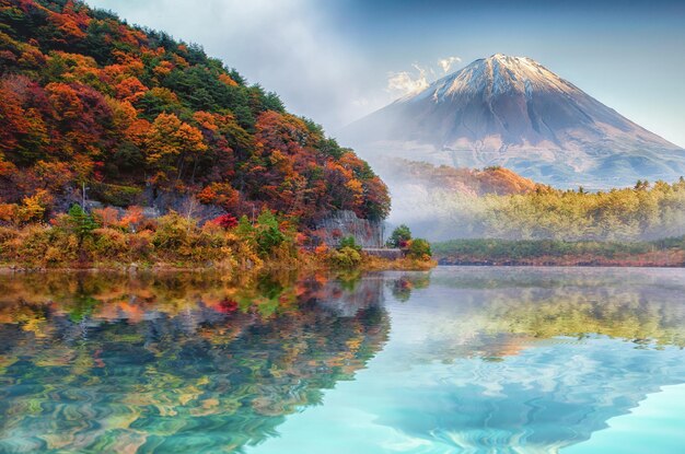 写真 秋の空に照らされた湖と山の景色