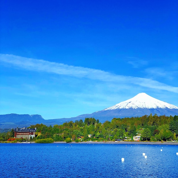 写真 青い空を背景に山から湖の景色