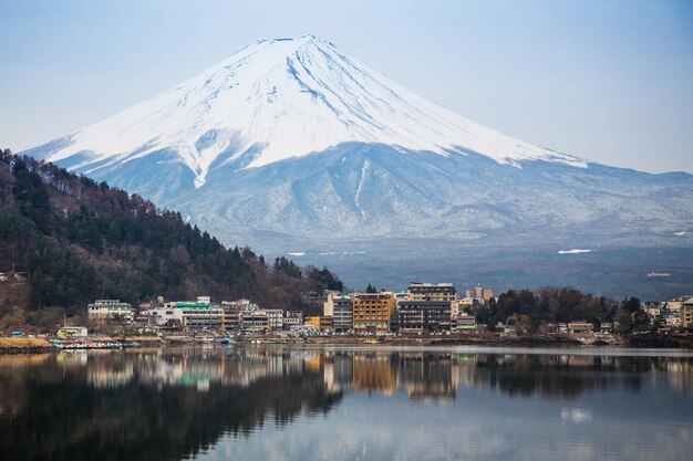 写真 晴れた空の背景にある山の近くの湖の景色