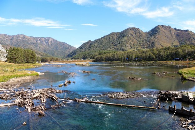 写真 空の背後にある山から湖の景色