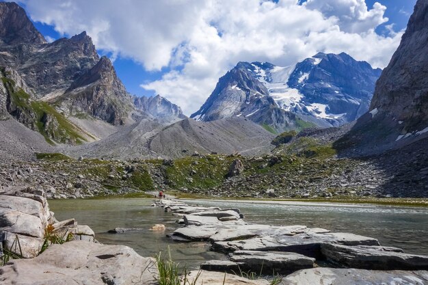 写真 空の背後にある山から湖の景色