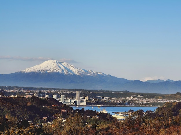 写真 空の背後にある山から湖の景色