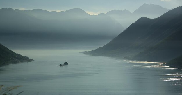 写真 空の背後にある山から湖の景色