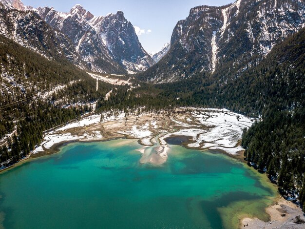 写真 空の背後にある山から湖の景色