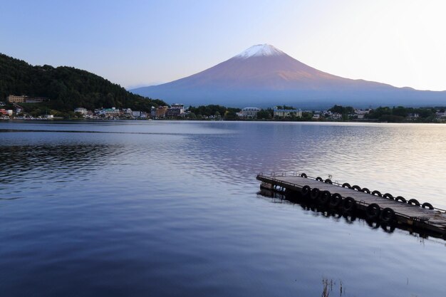 写真 夕暮れの晴れた空を背景に富士山の湖の景色
