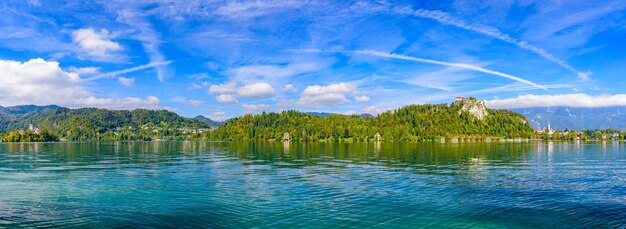 写真 青い空を背景に木々から見える湖の景色