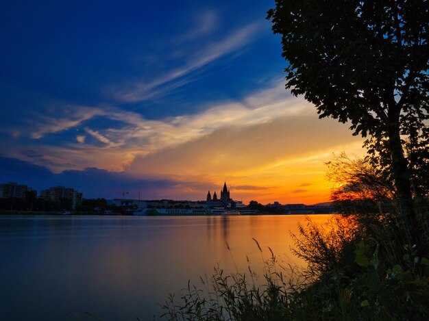 Фото Красивый вид на озеро во время захода солнца