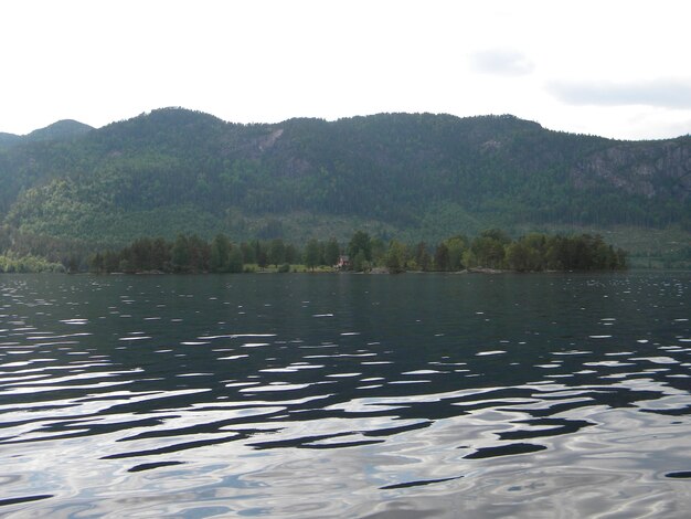 写真 背景に山がある湖の景色