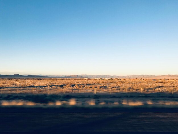 写真 晴れた青い空を背景にした土地の景色