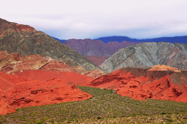 写真 空を背景にした陸地と山の景色