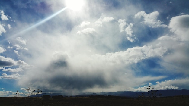 写真 雲の空を背景にした景色の景色