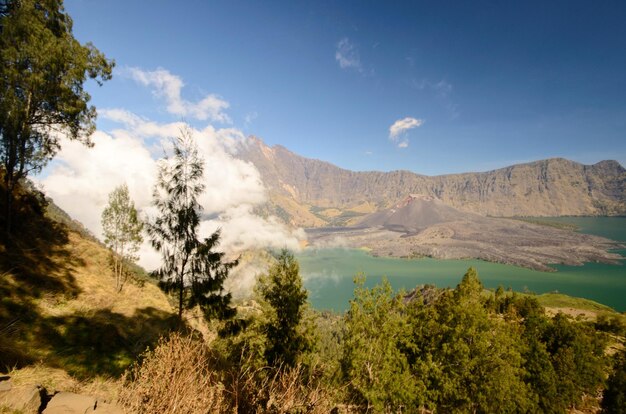 写真 天空を背景にした風景と山の景色