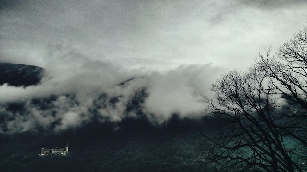 写真 夕暮れ の 空 に 対し て 雲 で 覆わ れ て いる 景色 の 景色