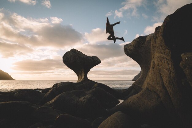 写真 崖からジャンプする男の風景