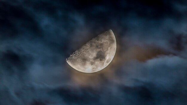 Фото Красивый вид на луну в облачном небе