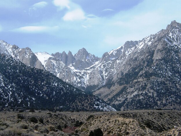 写真 空の背景にある山脈の景色