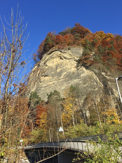 写真 青い空の背景にある山の景色