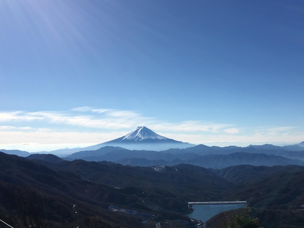 写真 青い空の背景にある山の景色