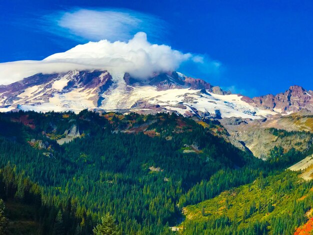 写真 青い空の背景にある山の景色