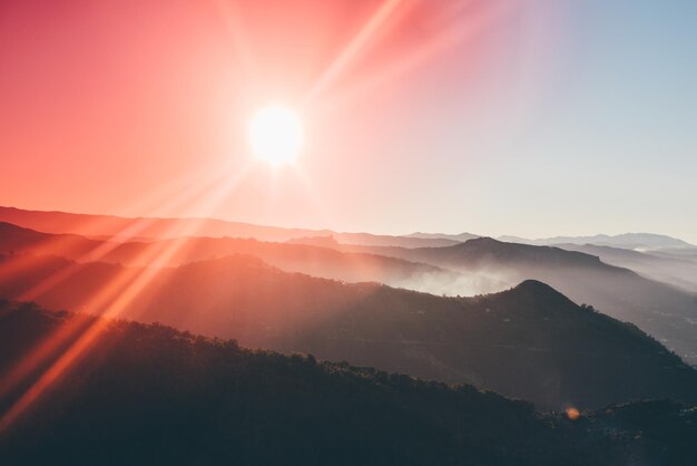 사진 밝은 빛 을 배경 으로 산 들 의 풍경