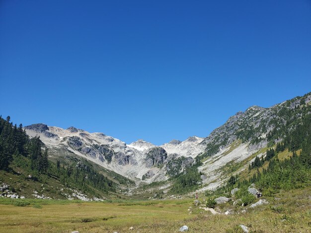 写真 晴れた青い空に囲まれた山の景色