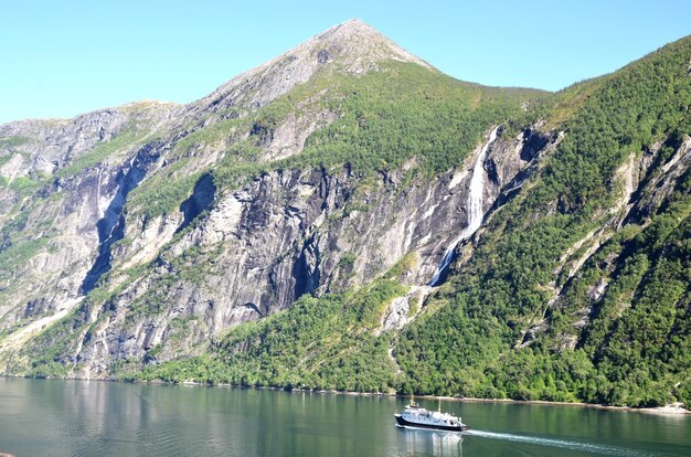 写真 晴れた空に囲まれた山の景色