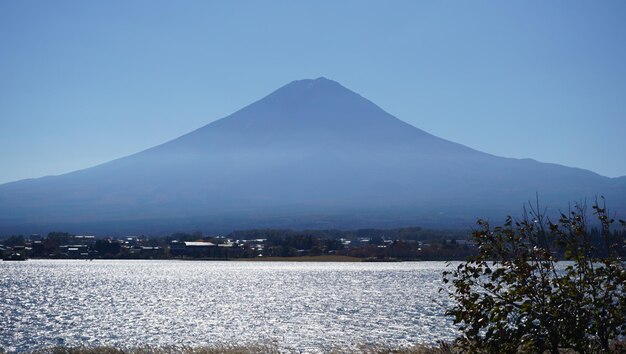 写真 晴れた空に囲まれた山の景色