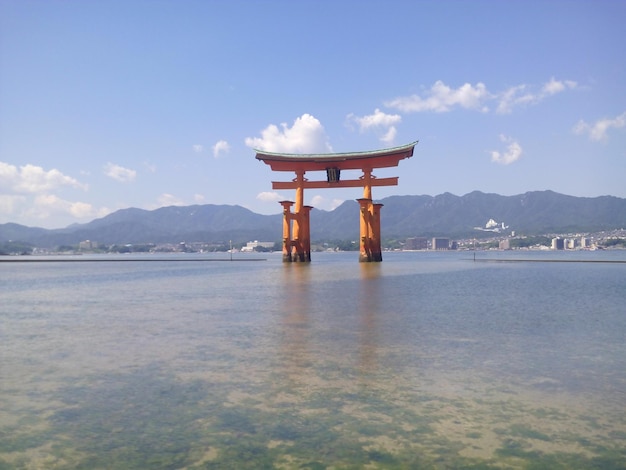 写真 雲の空に照らされた山の景色