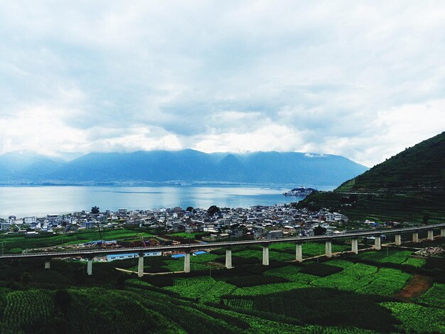 写真 雲の空に囲まれた山の景色