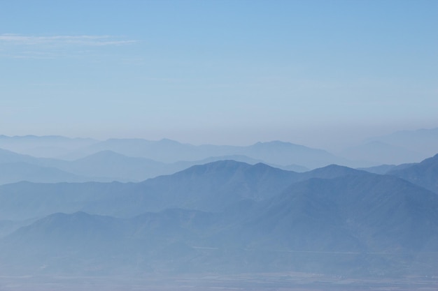 写真 雲の空に照らされた山の景色