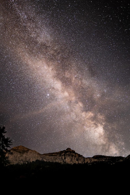 写真 夜空の背景にある山の景色