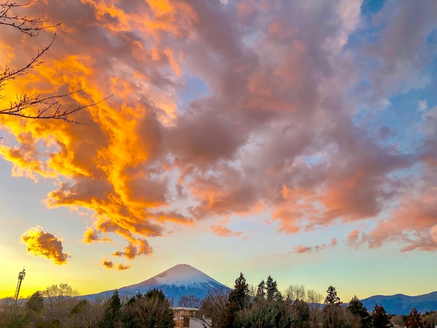 写真 夕暮れ の 空 に 照らさ れ て いる 山 の 景色