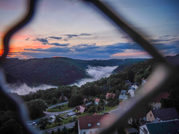 写真 夕暮れ の 空 に 照らさ れ て いる 山 の 景色