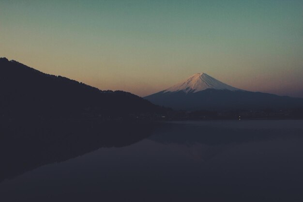 写真 夕暮れの空に照らされた山の景色