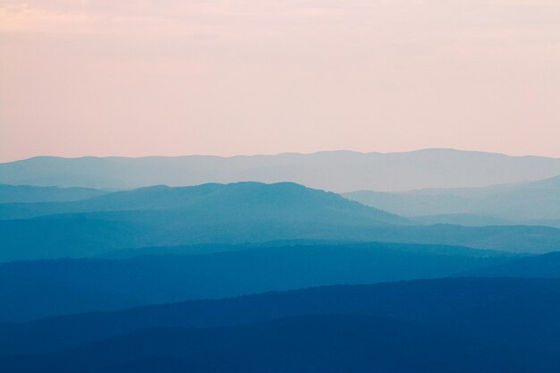 写真 夕暮れ の 時 の 空 に 対する 山 の 景色