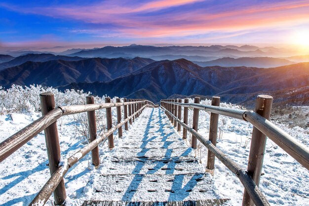 写真 冬の天空を背景にした山の景色