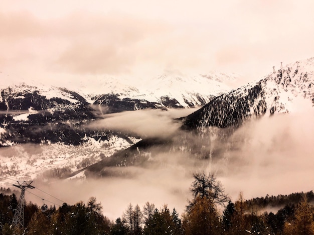 写真 冬の天空を背景にした山の景色