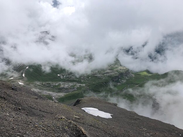 写真 空の背景にある山の景色