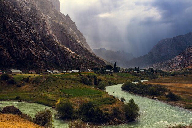 写真 空の背景にある山の景色