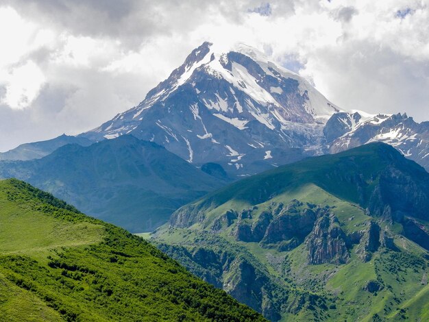 写真 空の背景にある山の景色