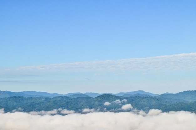 写真 空の背景にある山の景色