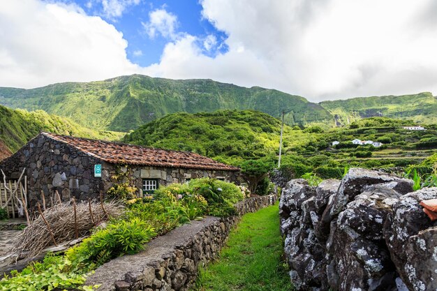 写真 空の背景にある山の景色