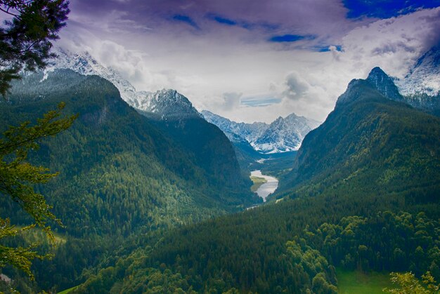 写真 空の背景にある山の景色