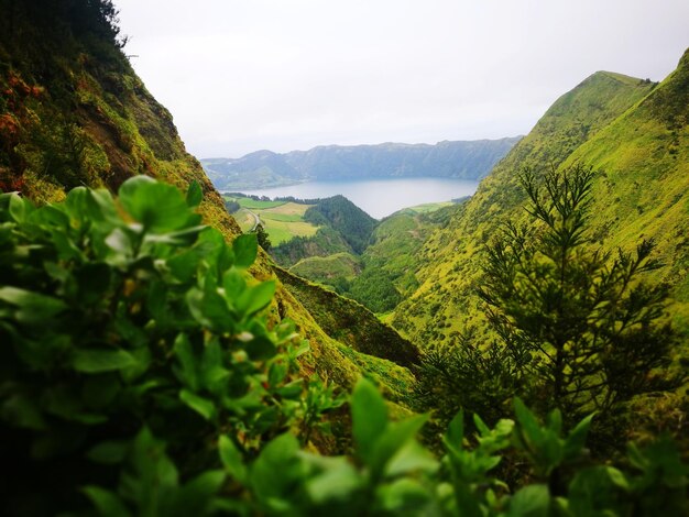 写真 空の背景にある山の景色