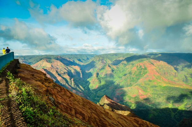 写真 空の背景にある山の景色