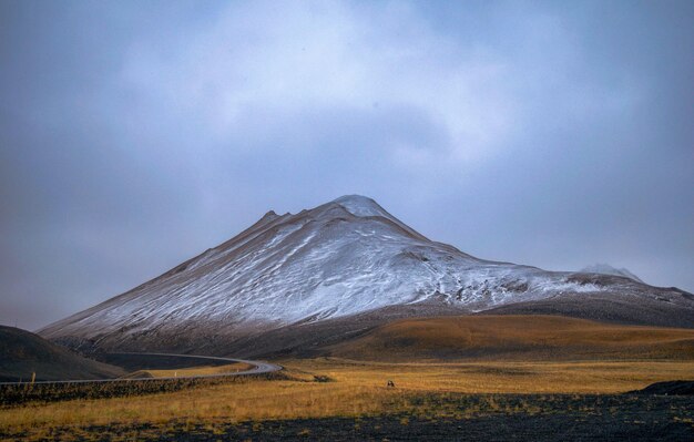 写真 空の背景にある山の景色