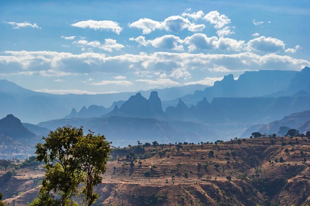 写真 空の背景にある山の景色