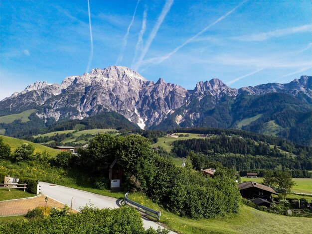 写真 空の背景にある山の景色